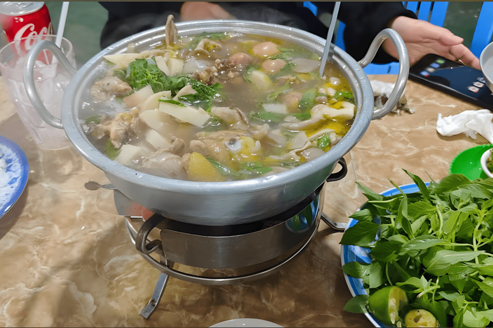 Nước lẩu trong veo, đậm đ&agrave; với ch&uacute;t cay nhẹ từ ớt xi&ecirc;m xanh, khiến ai thưởng thức cũng phải xu&yacute;t xoa (Nguồn: Fanpage Lẩu G&agrave; L&aacute; &Eacute; Tao Ngộ - 30 B&ugrave;i Thị Xu&acirc;n)